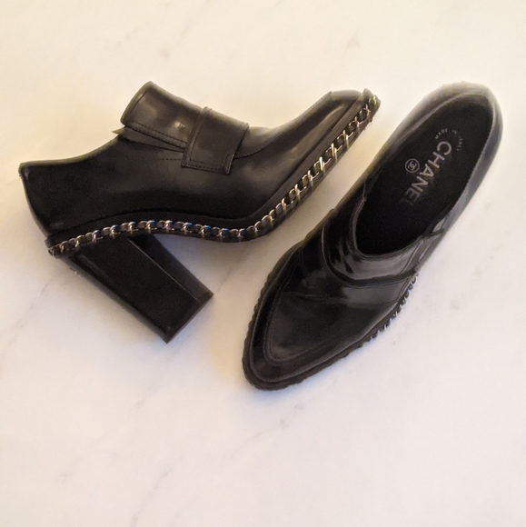 CHANEL patent leather chain-link ankle boot - Picture 2 of 14